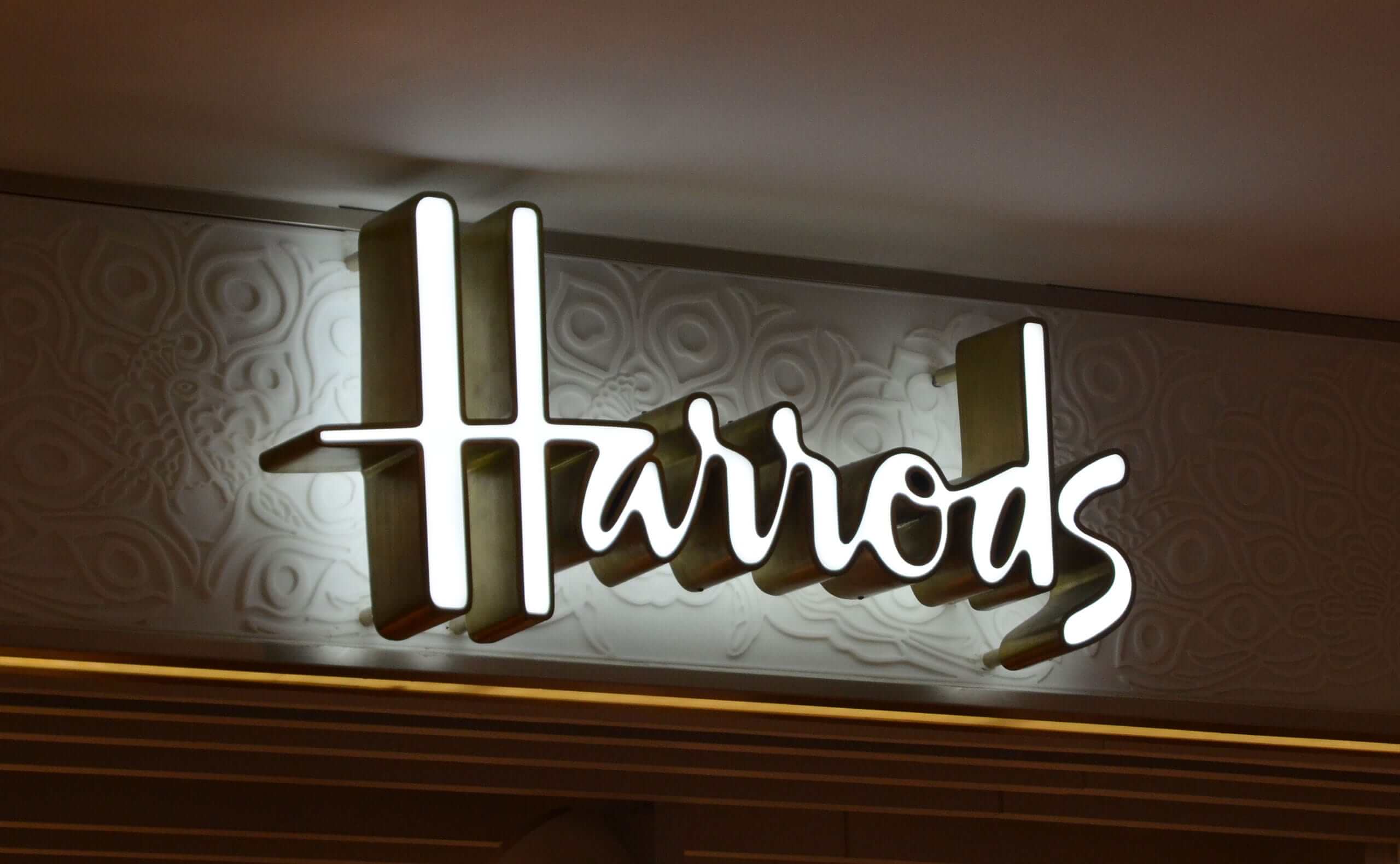 Face & Halo Lit Signs For Harrods