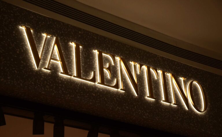 Pro Metal Halo Lit Signs for Valentino